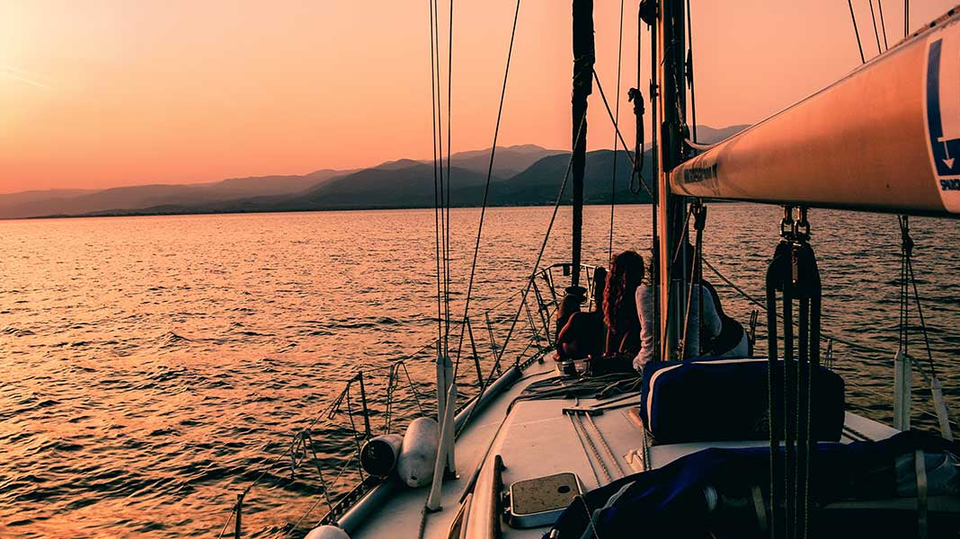 Gli outfit estivi 2021 da uomo per un weekend in barca a vela in luoghi da sogno