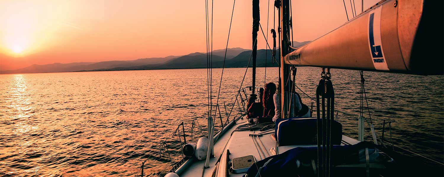 Gli outfit estivi 2021 da uomo per un weekend in barca a vela in luoghi da sogno